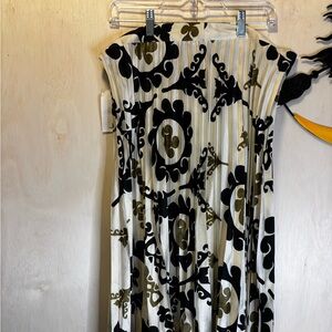 Elegant Black and white Patterned skirt